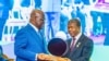 Président Félix Tshisekedi (G) ya RDC apesi na présidemt ya Angola Joao Lourenço bilembo bya bokambi SADC, lisangi lya nkita ya bikolo bya Afrika ya nse, na Luanda, Angola, 17 sanza ya mwambe 2023. (Présidence RDC)