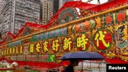 资料照:为庆祝香港主权移交中国,香港街头张贴的一条宣传国安法的标语。(2023年7月1日)