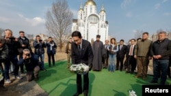 ဂျပန်ဝန်ကြီးချုပ် Fumio Kishida က ယူကရိန်းနိုင်ငံ၊ ကိဗ်မြို့အပြင်ဘက် ဘူချာမြို့မှာ ရုရှားတပ်တွေရဲ့တိုက်ခိုက်မှုအတွင်းသေဆုံးသူတွေကို အစုလိုက်အပြုံလိုက် မြှုပ်နှံထားရာကိုသွားရောက်စဉ်။ (မတ်လ ၂၁၊ ၂၀၂၃)