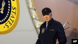 2024年7月17日,美国总统拜登在特拉华州多佛空军基地走下空军一号的台阶。(美联社照片)