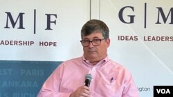 美国国务院东亚及太平洋事务局副助理国务卿及中国事务协调员马克·兰伯特在德国马歇尔基金会发表讲话。(2024年4月29日,美国之音锺辰芳拍摄)