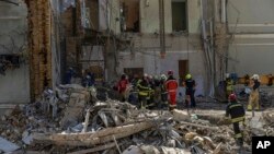 Nhân viên cứu hộ dọn dẹp đống đổ nát tại bệnh viện nhi Okhmatdyt ở Kyiv, Ukraine, ngày 9/7/2024.