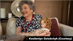 Галина Літман із ретро-лялькою Ширлі Темпл (популярну в Америці ляльку створено за образом акторки і дипломатки 1930-х років). Родичі Галини знайшли копію іграшки, втраченої Галиною під час війни. Фото Костянтина Голубчика.