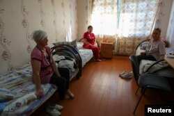 乌克兰军队攻击下,俄罗斯别尔哥罗德(Belgorod)地区的村民撤离他们的家园来到临时避难点居住。(2024年8月12日)