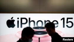 资料照：上海苹果专卖店的新款苹果手机iPhone 15的广告。(2023年9月22日)