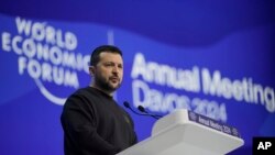 2024年1月16日，乌克兰总统泽连斯基在瑞士达沃斯举行的世界经济论坛年会上发表讲话。（美联社照片）