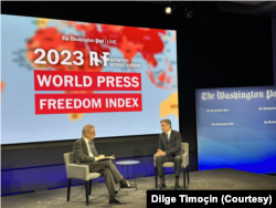 2023年5月3日,美国国务卿布林肯在世界新闻自由日与《华盛顿邮报》专栏作家伊格纳修斯进行对话。