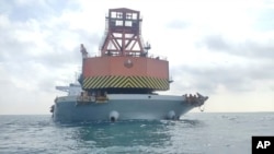 马来西亚海事当局发布照片显示,因未经允许在马来西亚水域下锚非法停泊的一艘中国登记的货船被马来西亚当局扣押。(2023年5月29日)