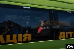 居民丽迪娅坐在巴士内,等待撤离库皮扬斯克。(2023年8月19日,美国之音博夏特拍摄)