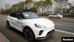 中国湖北省武汉市街道上奔驰的萝卜快跑出租车公司的无人驾驶出租车。(2023年2月24日)