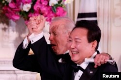 拜登总统和韩国总统尹锡悦在白宫的晚宴上。(2023年4月26日)