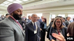 台湾行政院政务委员及经贸谈判办公室总谈判代表邓振中(左2)、美国在台协会主席劳拉·罗森伯格(右1)与美国商务部选择美国投资峰会主任贾希特·辛格参加驻美国台北经济文化代表处举办的“选择美国投资峰会”欢迎酒会。(2023年5月1日,美国之音锺辰芳拍摄)