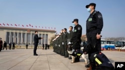 2023 年 3 月 4 日,星期六,北京人民大会堂外,安全人员列队。中国最高立法机构全国人民代表大会将于周日开始其年度会议。 (美联社照片)