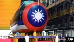 台湾总统蔡英文(右二)在高雄出席台湾首艘自制潜艇“海鲲号”下水典礼。(2023年9月28日)