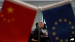 中国欧盟商会会长彦辞(Jens Eskelund)在北京举行的欧洲企业在华商业信心调查发布会上发表讲话。(2023年6月21日)