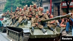 资料照:苏联红军1968年入侵捷克斯洛伐克,乘坐坦克的苏军士兵在布拉格市中心的捷克斯洛伐克电台的大楼前。(1968年8月21日)