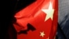 北京街头一面中国国旗后的监控摄像头。(2022年11月3日)