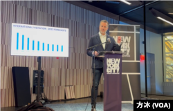 纽约市旅游会展局首席执行官弗里德·迪克森(Fred Dixon)预测2023年赴纽约旅游的前十个国家。(方冰拍摄)