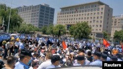 资料照:中国警察在河南郑州包围了抗议银行爆雷的民众。(2022年5月23日)