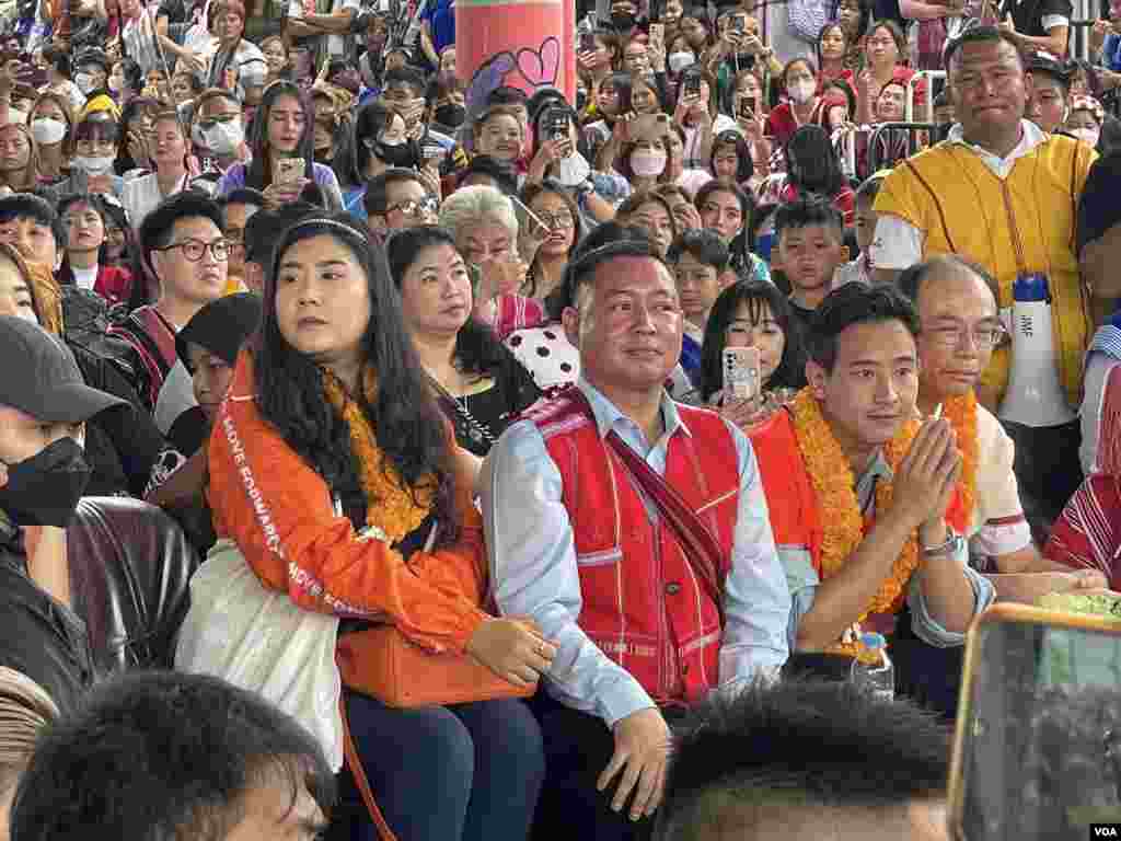 သြဂုတ်လ ၂၇ -- ကရင့်ရိုးရာလက်ချည်ပွဲကို တက်ရောက်နေတဲ့ Move Forward Party ရဲ့ ခေါင်းဆောင် Pita Limjaroenrat -- ဓါတ်ပုံ (မညိုညိုလွင် - VOA)