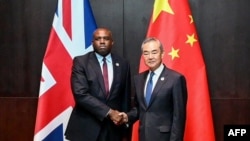 中国外长王毅(右二)与英国外相拉米(David Lammy)在老挝万象出席东盟外长会议期间举行会谈。(2024年7月26日)