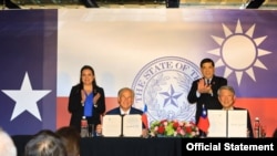 美国德克萨斯州州长格雷格·阿博特(Greg Abbott)為“美国德州驻台办事处”开幕剪彩,并与台湾经济部长郭智辉签署“台湾德州经济发展意向声明”。(德州州长办公室提供)