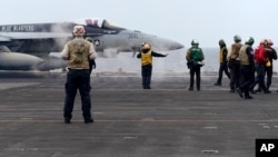 美日韩三国在东中国海举行联合海军军演期间,一架F-18E战斗机正准备从美国海军西奥多·罗斯福号航空母舰上起飞 (2024年4月11日)