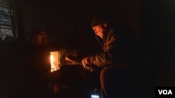 67岁的亚历山大不顾政府和救援人员的劝离,坚持留在恰索夫亚尔。(2023年4月3日,美国之音博夏特拍摄)