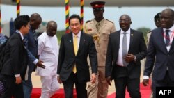 日本首相岸田文雄抵达加纳展开对非洲的访问 (2023年5月1日)