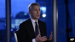 北约秘书长斯托尔滕贝格接受美联社采访。(2023年2月22日)