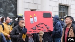 示威者在中国驻伦敦大使馆外纪念六四35周年。(美国之音郑乐捷2024年6月4日)