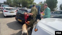 军人家长送食物和用品给被征召的军人,顺便带军人爱犬一起来探望 (美国之音/赖素芬)