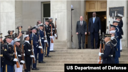 美国国防部长劳埃德·奥斯汀(Lloyd J. Austin)2023年4月17日欢迎英国国防大臣本·华莱士(Ben Wallace)到访五角大楼。(五角大楼照片)