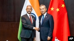 印度外长苏杰生与中国外长王毅在老挝首都万象举行会晤。(资料照片:2024年7月25日)