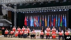 各国领导人在汤加努库阿洛法举行的太平洋岛国论坛峰会上合影留念。(2024年8月26日)