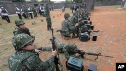 资料照:台湾预备役士兵在桃园接受军训。(2023年5月11日)