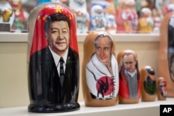 莫斯科旅游纪念品商店里摆放出售习近平与普京的俄罗斯套娃。(2023年3月21日)