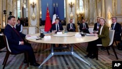 法国总统马克龙(中)与欧盟委员会主席乌尔苏拉·冯德莱恩(右)在巴黎爱丽舍宫与到访的中国国家主席习近平举行会谈。(2024年5月6日)