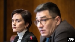 人权活动人士艾芙依妮亚·卡拉·穆尔扎(左)和纪念人权中心的政治犯支持计划负责人谢尔盖·戴维迪斯在日内瓦的记者会上。(2024年3月25日)