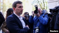 被指控为中国从事间谍活动的克里斯托弗·卡什 (Christopher Cash) 抵达英国伦敦威斯敏斯特地方法院 。(2024年4月26日)