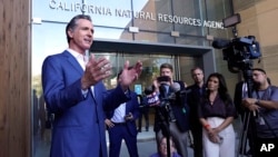 加利福尼亚州州长加文·纽瑟姆2022年10月7日向记者发表讲话。