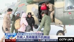 中国央视播放的视频显示中国使用军用直升机撤离新疆阿勒泰被雪崩围困的游客伤病人员。(2024年1月16日)