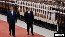 2024年5月29日,中国国家主席习近平和埃及总统阿卜杜勒·法塔赫·塞西在北京人民大会堂举行的欢迎仪式上检阅仪仗队。