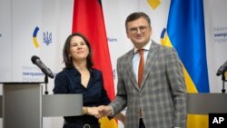 德国外长贝尔伯克与乌克兰外长库列巴在基辅共同举行记者会。(2023年9月11日)