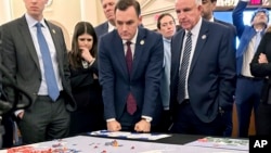 美国众议院美国与中国共产党战略竞争特设委员会在国会山举行台海兵棋推演。(2023年4月19日)