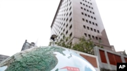 台北使馆特区办公大楼旁的一处公园的地球显示中国与台湾的地理位置。(2024年1月15日)