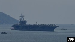 Tàu sân bay USS Ronald Reagan của Mỹ tiến vào cảng ở Đà Nẵng hôm 25/6/2023.