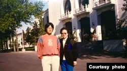 1984年,薛荫娴医生与儿子杨伟东在中国国家游泳队游泳馆门前 (杨伟东提供图片)