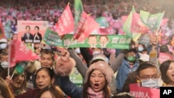 2024年1月6日,台湾副总统、民进党总统候选人赖清德的支持者在台湾新北市的竞选活动中欢呼。(美联社照片)