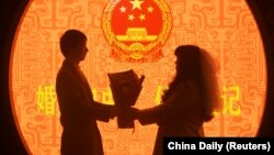中国浙江省杭州市婚姻登记处的一对新人在情人节登记结婚(2023年2月14日)